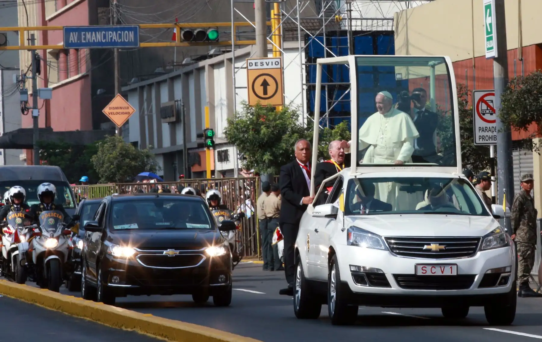 LIMA PERÚ ENERO 21. Papa Francisco bendice a los fieles, durante su recorrido a la Iglesia las Nazarenas.Foto: ANDINA/Jhony Laurente