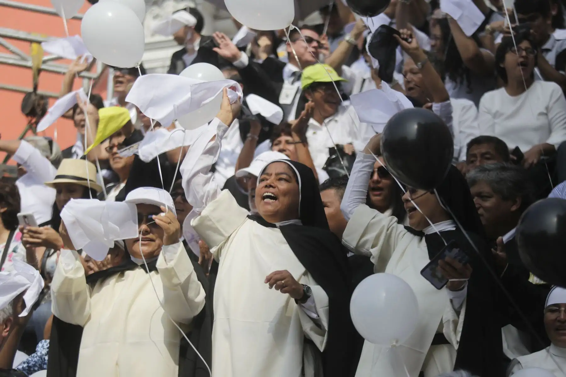 LIMA PERÚ - ENERO 21. Papa Francisco saluda en Iglesia Santo Domingo. Foto: ANDINA/Federico Romero