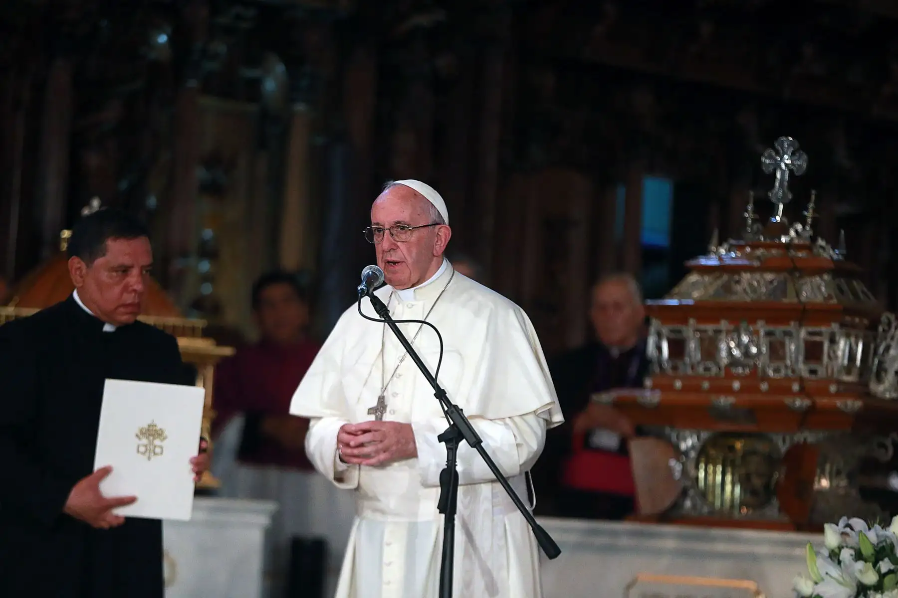 LIMA PERÚ ENERO 21.  El Papa Francisco realiza oración ante reliquias de 5 santos peruanos. Foto: ANDINA/Vidal Tarqui