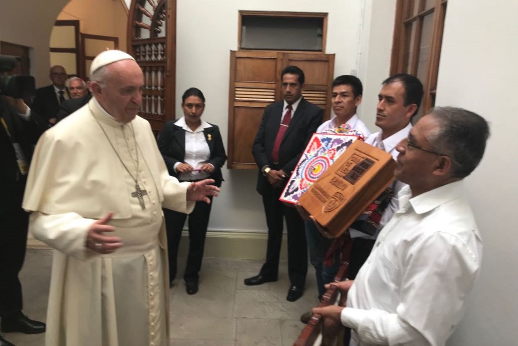 Papa Francisco recibió casullas y pintura elaboradas por internos de diversos penales. ANDINA/Difusión