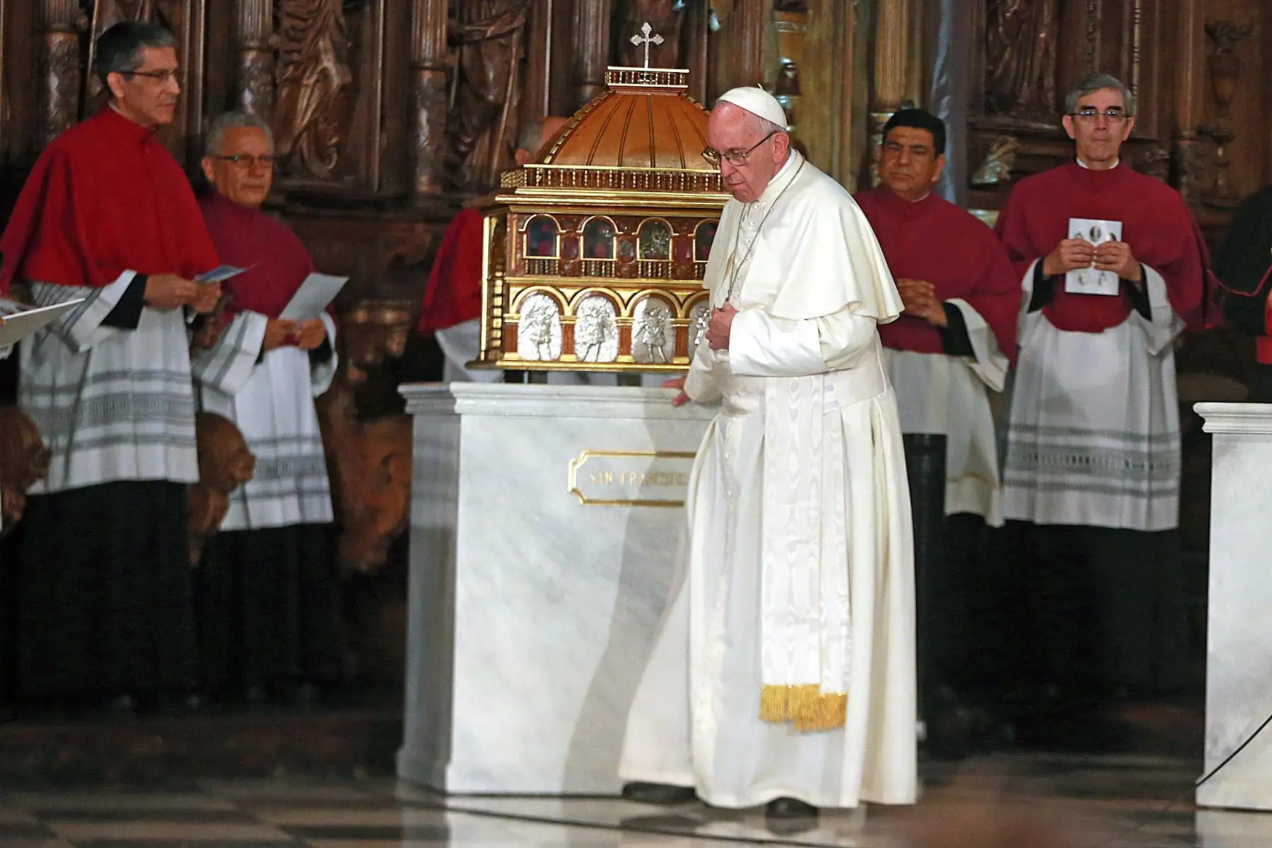 LIMA PERÚ ENERO 21.  El Papa Francisco realiza oración ante reliquias de 5 santos peruanos. Foto: ANDINA/Vidal Tarqui