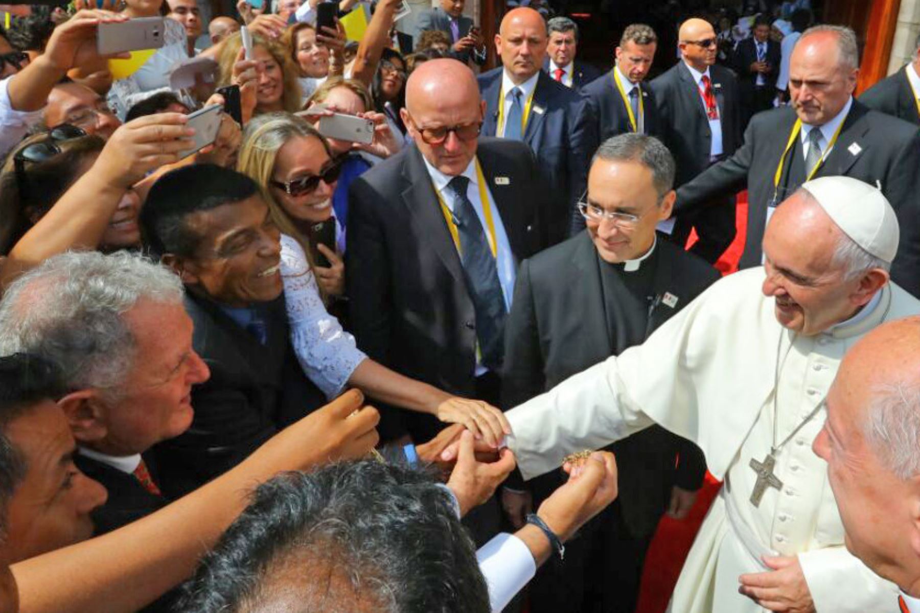 Cubillas saluda al papa Francisco. ANDINA/Andres Valle