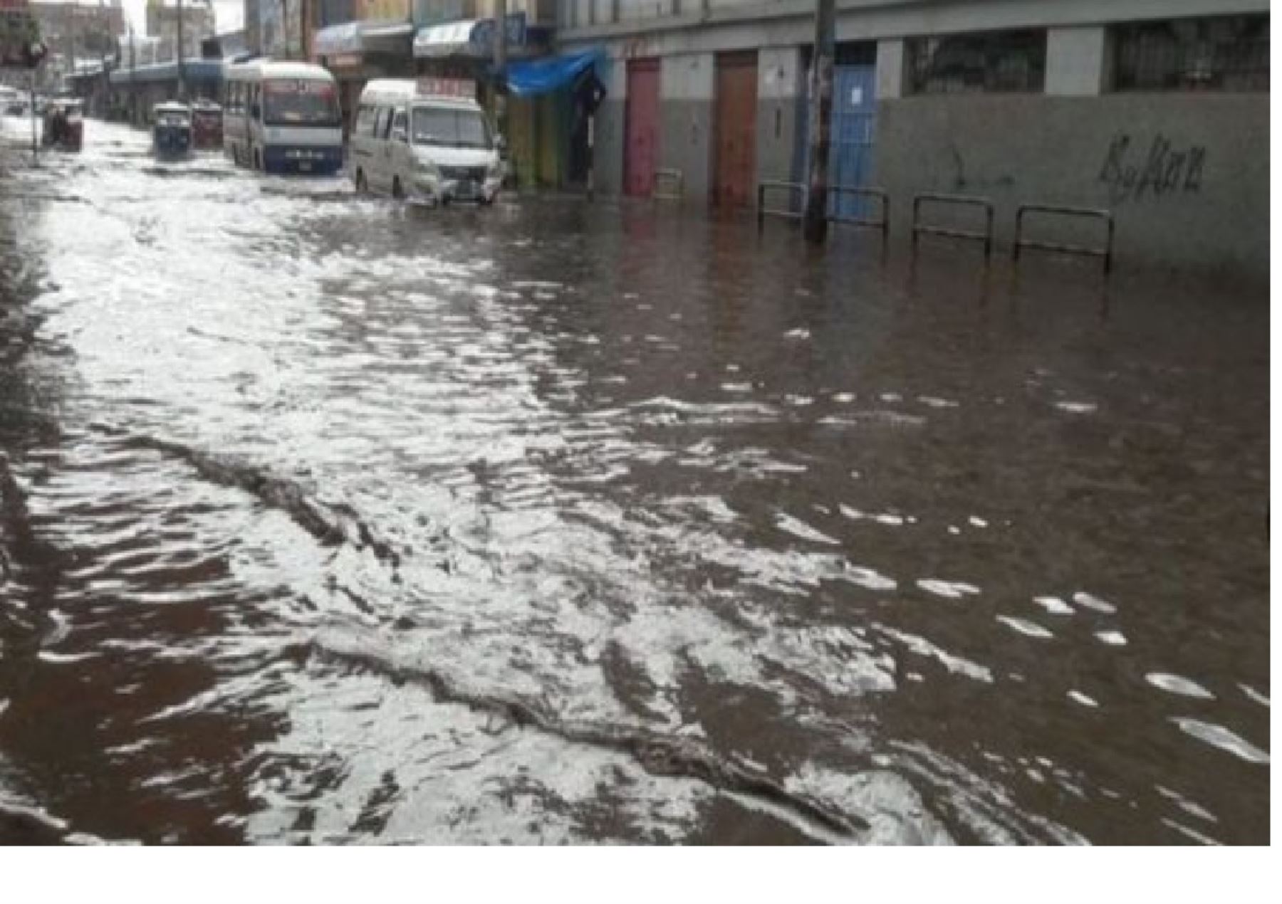 Fuerte lluvia soportó la ciudad de Puno.