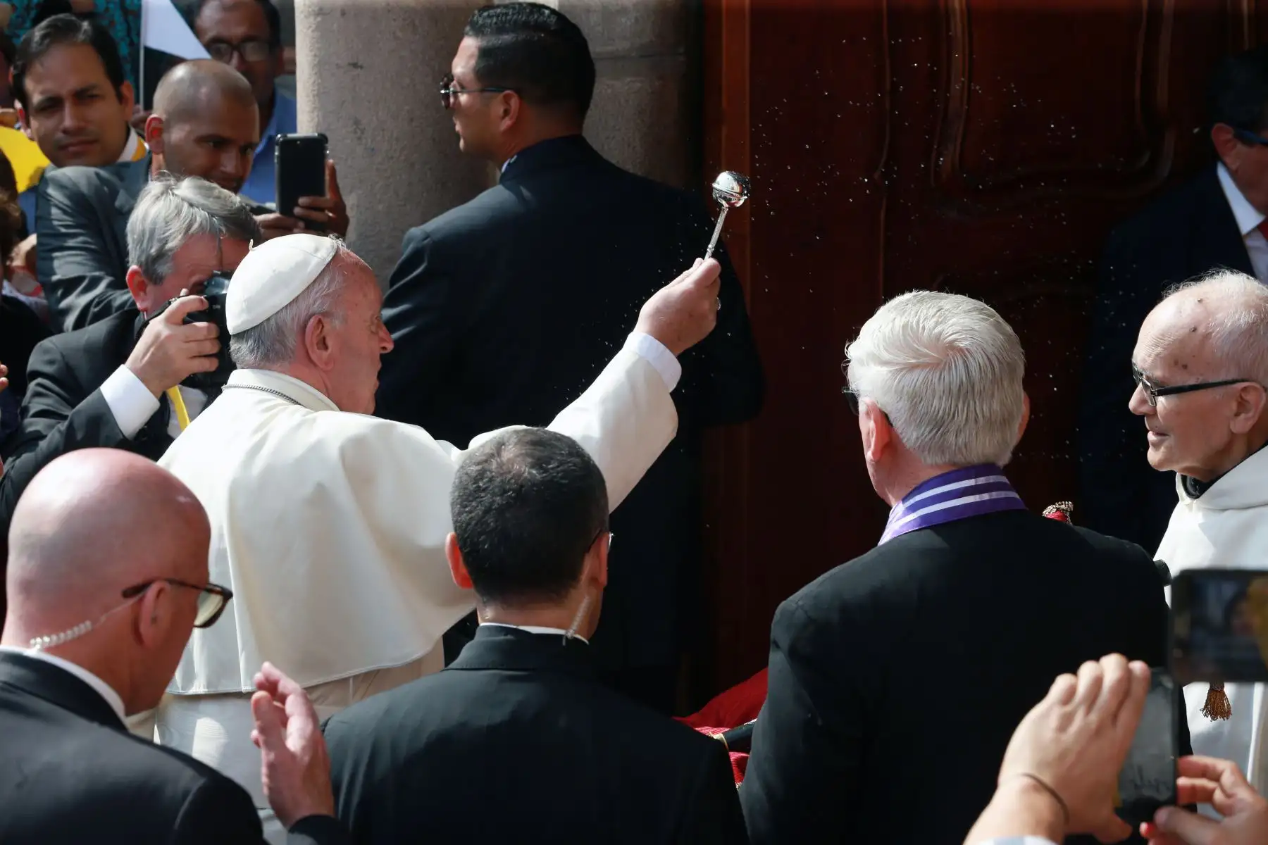 LIMA PERÚ - ENERO 21. Papa Francisco llega al templo Las Nazarenas. Foto: ANDINA/Norman Córdova