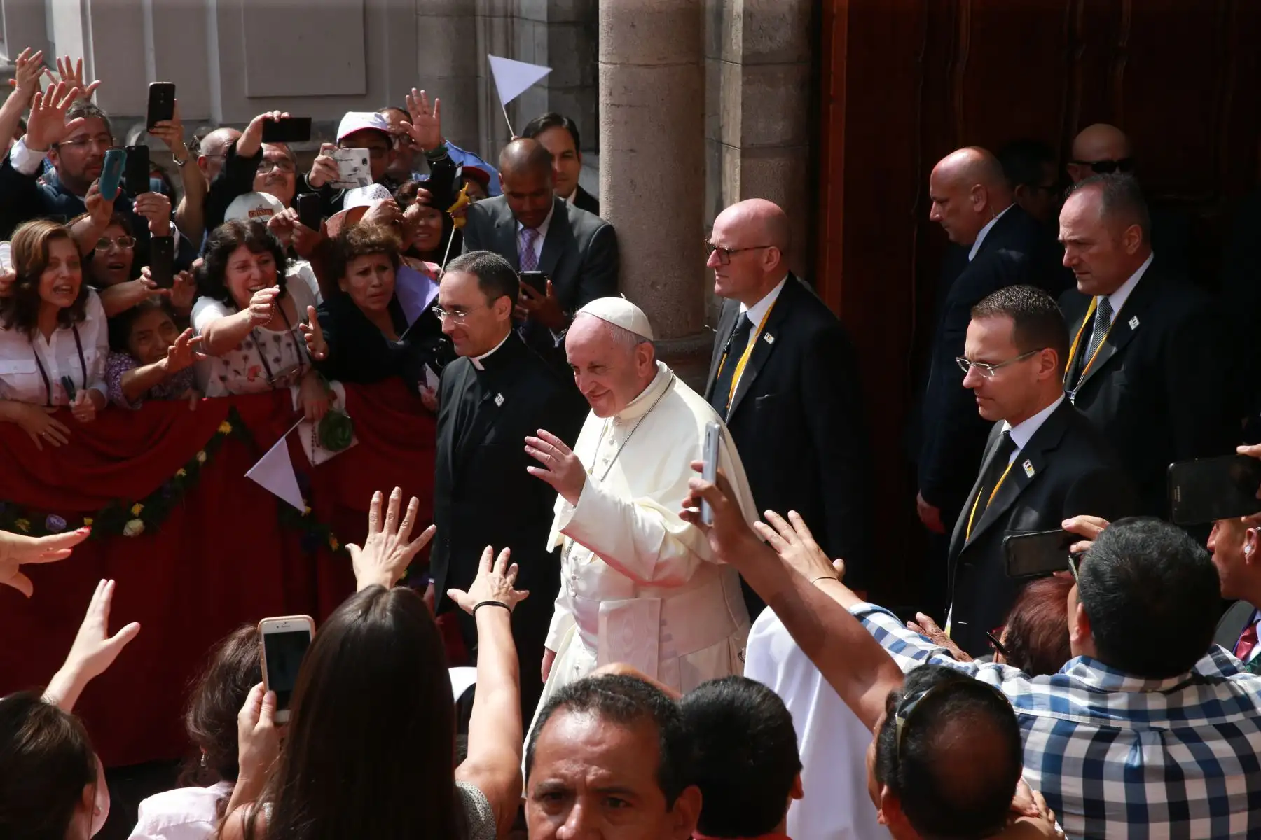 LIMA PERÚ - ENERO 21. Papa Francisco llega al templo Las Nazarenas. Foto: ANDINA/Norman Córdova