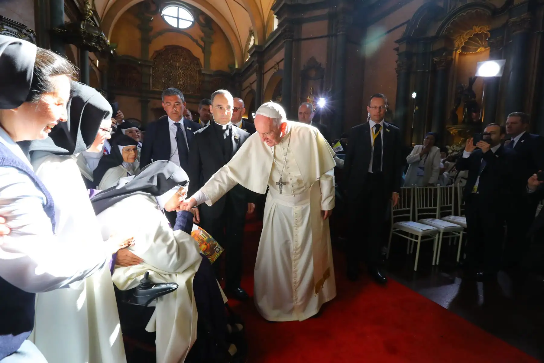 LIMA PERÚ - ENERO 21. Papa Francisco llega al templo Las Nazarenas para reunirse con monjas de vida contemplativa. Foto: ANDINA/Andres Valle