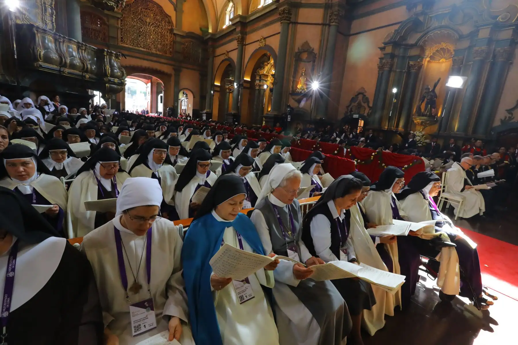 LIMA PERÚ - ENERO 21. Papa Francisco llega al templo Las Nazarenas para reunirse con monjas de vida contemplativa. Foto: ANDINA/Andres Valle