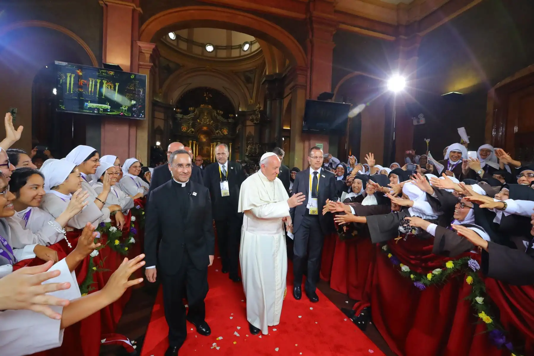 LIMA PERÚ - ENERO 21. Papa Francisco llega al templo Las Nazarenas para reunirse con monjas de vida contemplativa. Foto: ANDINA/Andres Valle