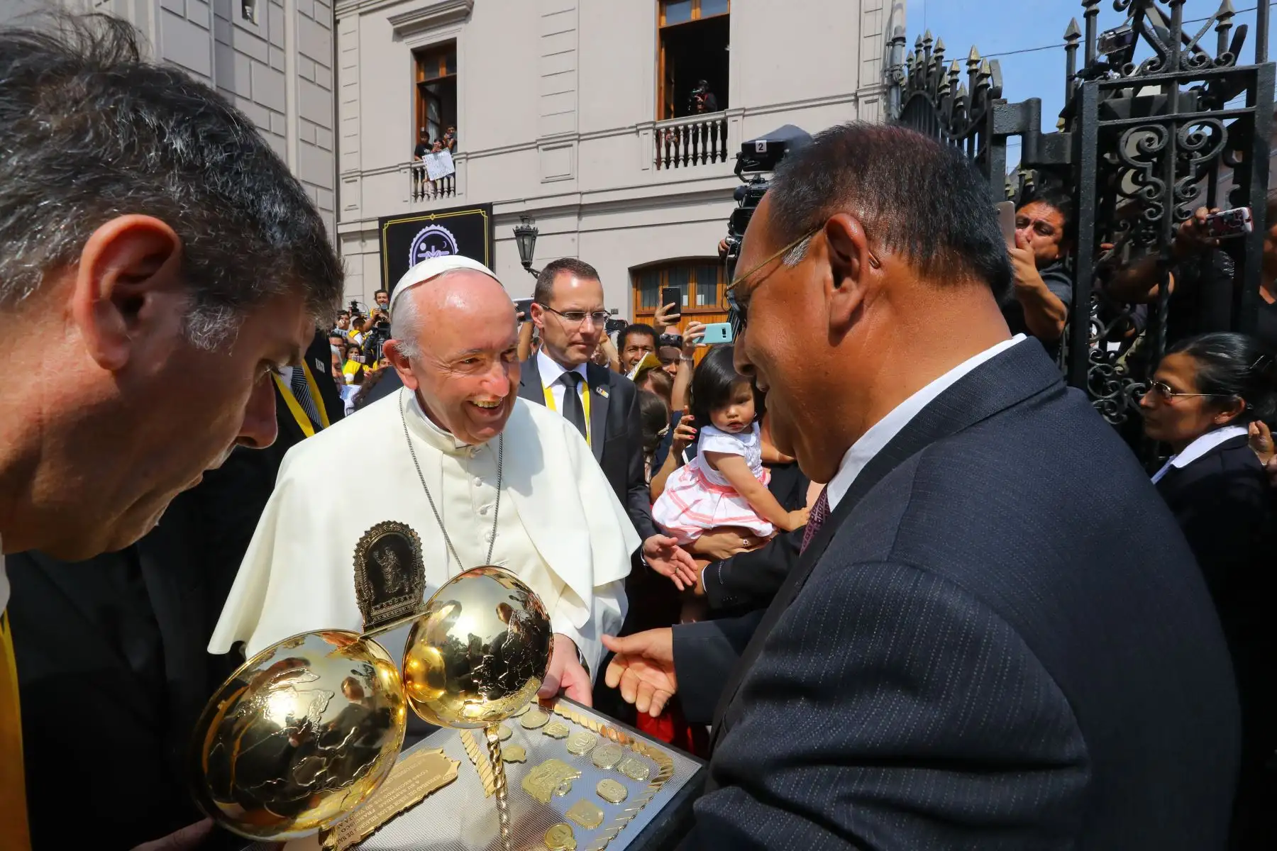 LIMA PERÚ - ENERO 21. Papa Francisco llega al templo Las Nazarenas para reunirse con monjas de vida contemplativa. Foto: ANDINA/Andres Valle