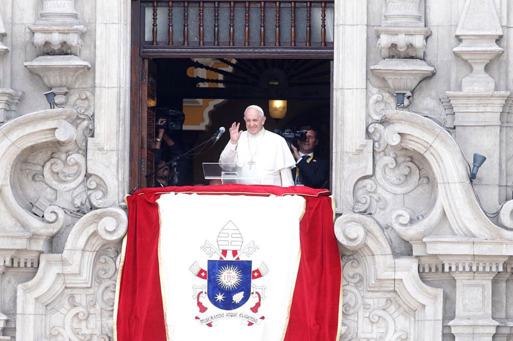 Papa Francisco en el balcón del Palacio Arzobispal. Foto: ANDINA.