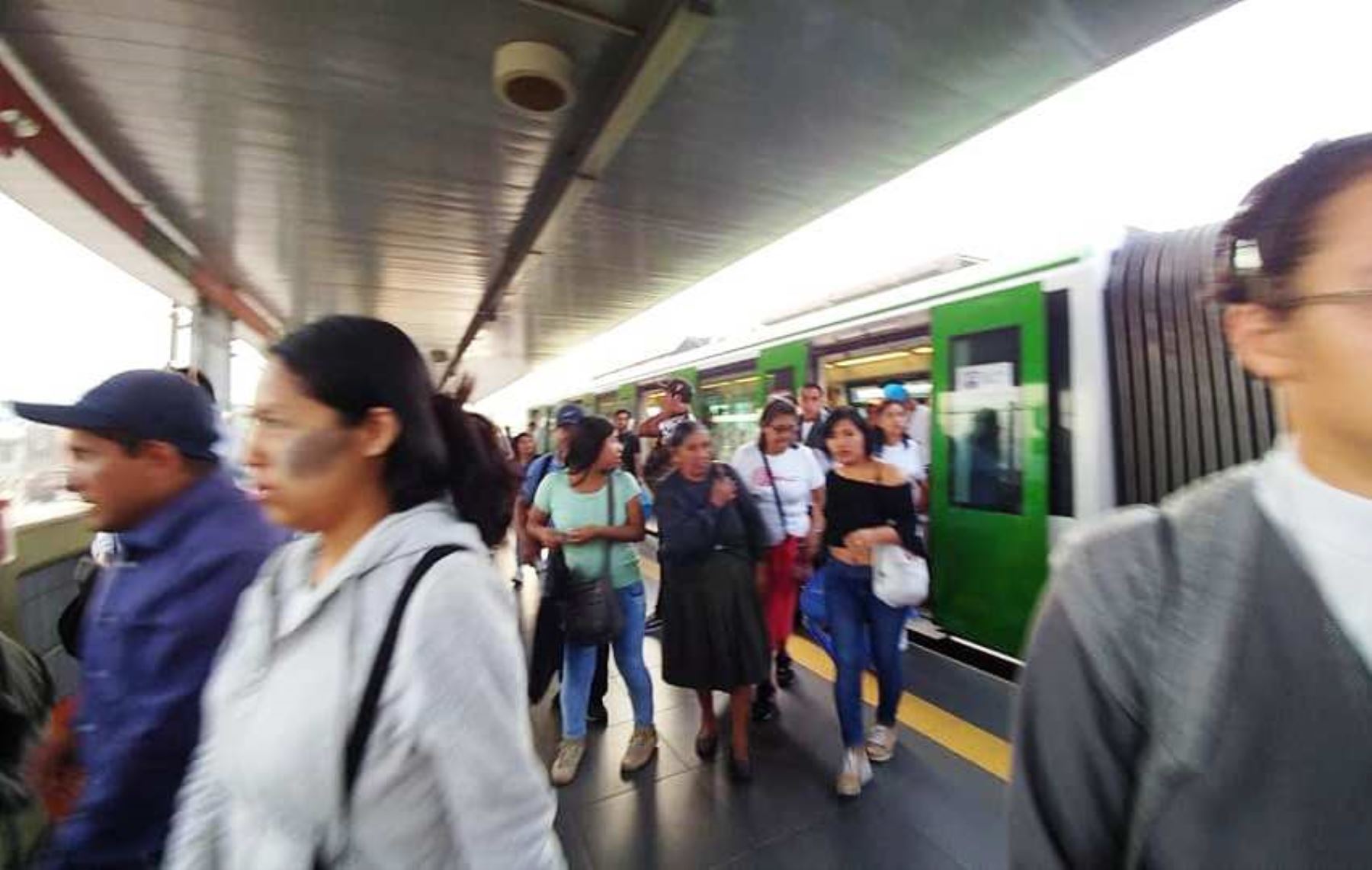 Papa Francisco: miles de fieles hacen uso gratuito del Metro de Lima. Foto: ANDINA/Difusión.