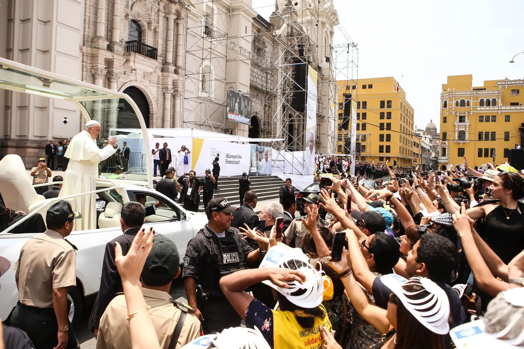 LIMA PERÚ - ENERO 21. Papa Francisco se retira de palacio arzobispal. Foto: ANDINA/Ruben Grandez.
