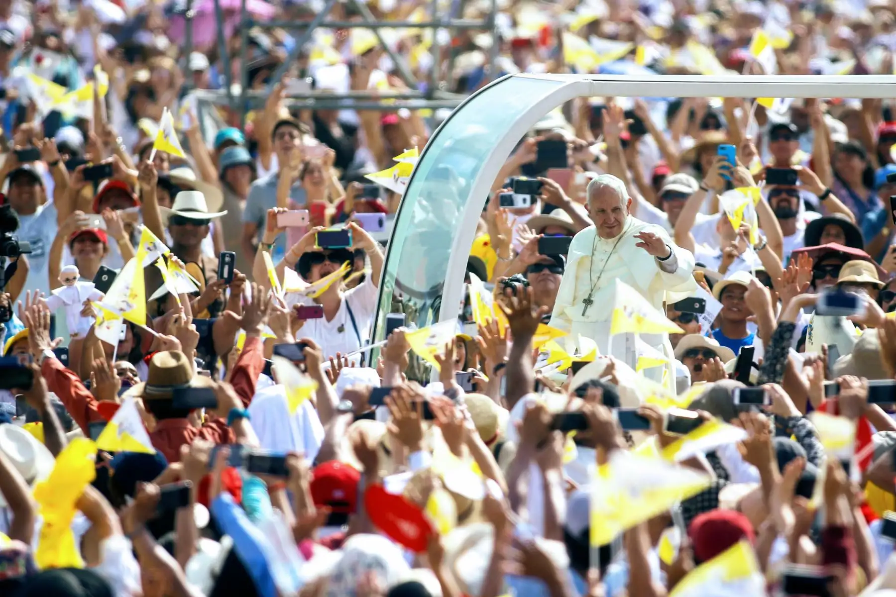 LIMA PERÚ - ENERO 21. Multitudinaria asistencia a   misa del Papa Francisco en Base Las palmas. Foto: ANDINA/Luis Iparraguirre