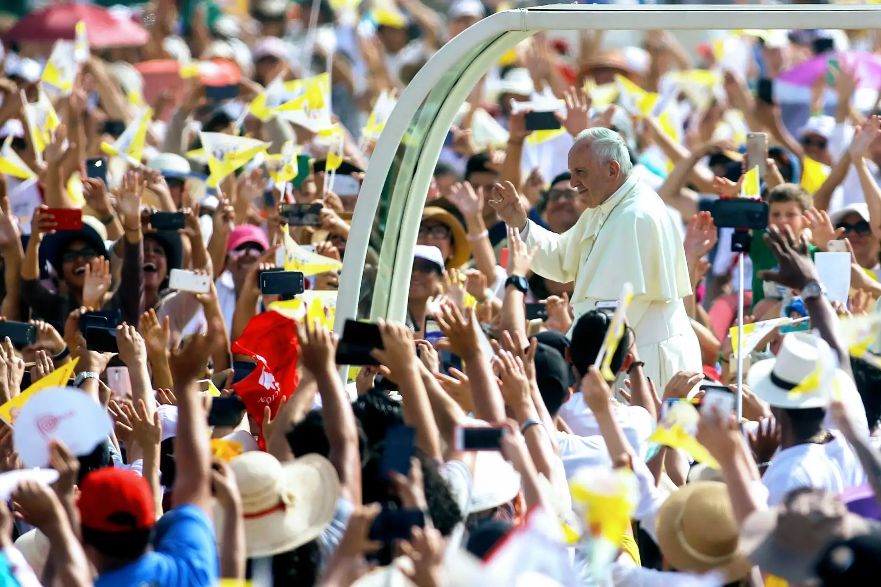 LIMA PERÚ - ENERO 21. Multitudinaria asistencia a   misa del Papa Francisco en Base Las palmas. Foto: ANDINA/Luis Iparraguirre