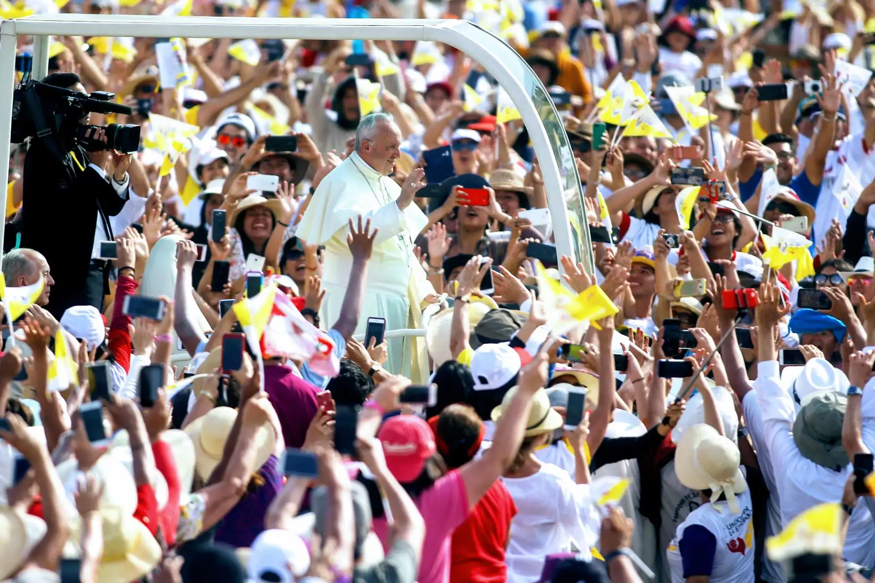 LIMA PERÚ - ENERO 21. Multitudinaria asistencia a   misa del Papa Francisco en Base Las palmas. Foto: ANDINA/Luis Iparraguirre