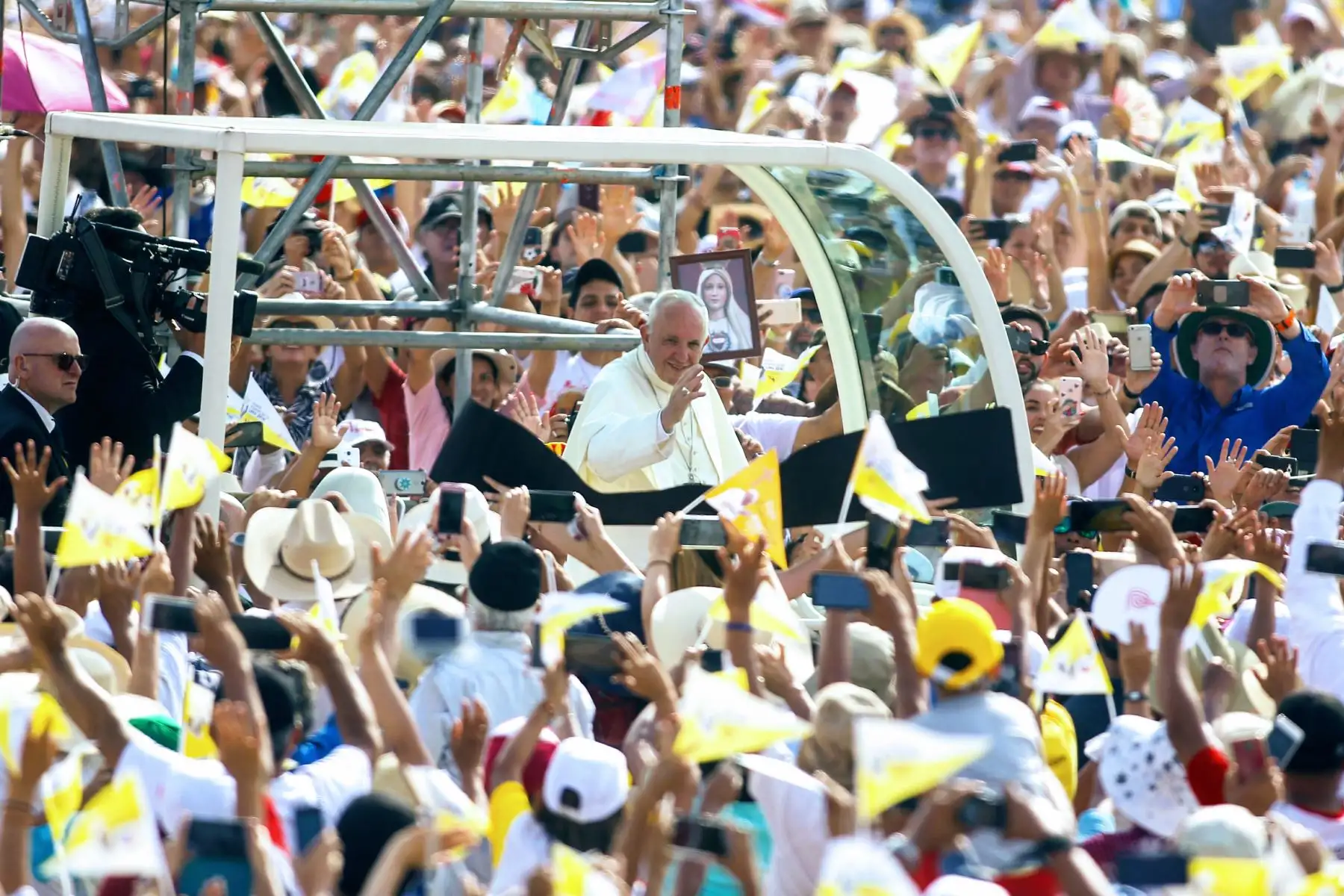 LIMA PERÚ - ENERO 21. Multitudinaria asistencia a   misa del Papa Francisco en Base Las palmas. Foto: ANDINA/Luis Iparraguirre