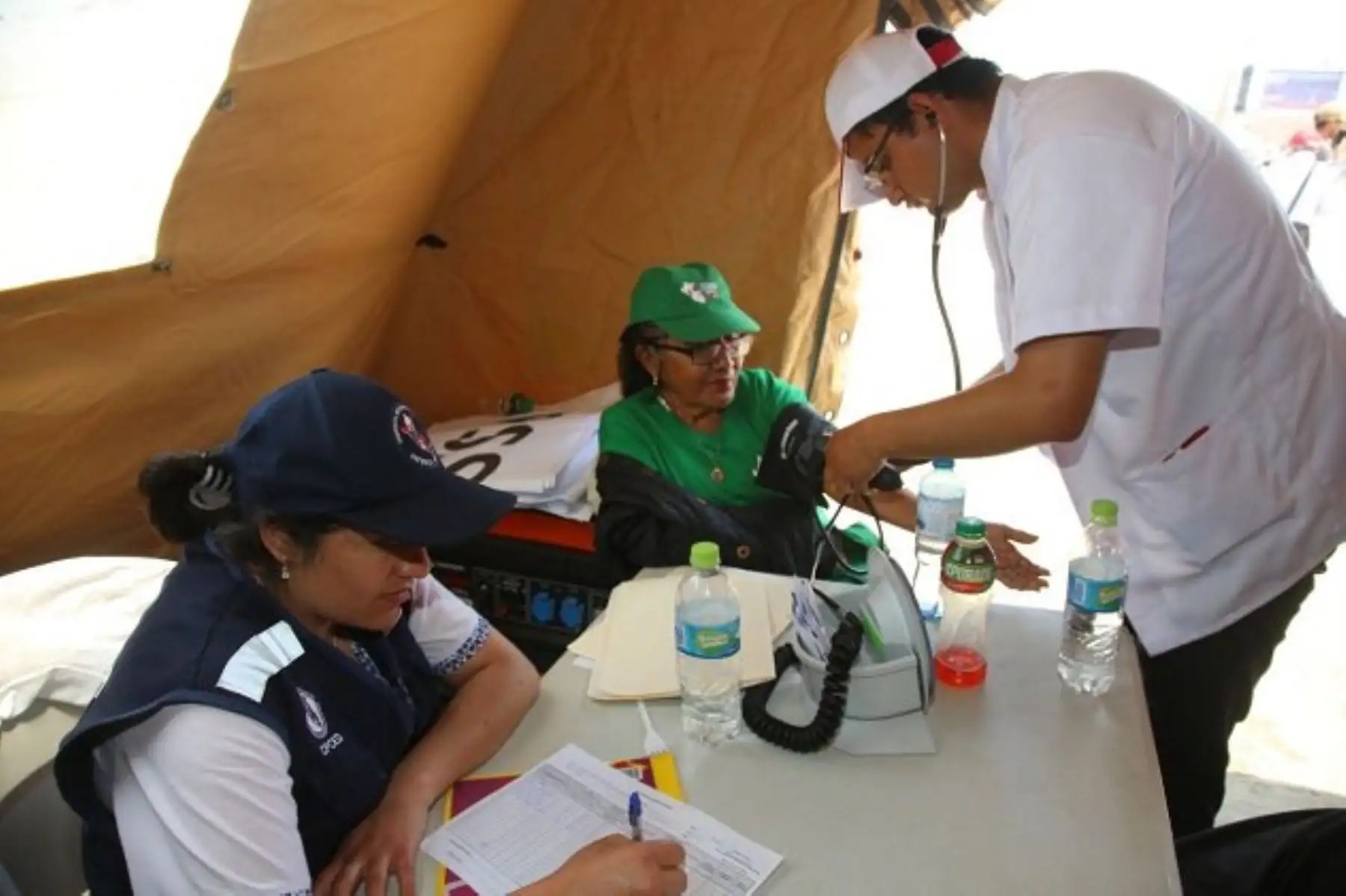 Personal de salud le toma la presión a adulta mayor en Las Palmas. Foto: Minsa