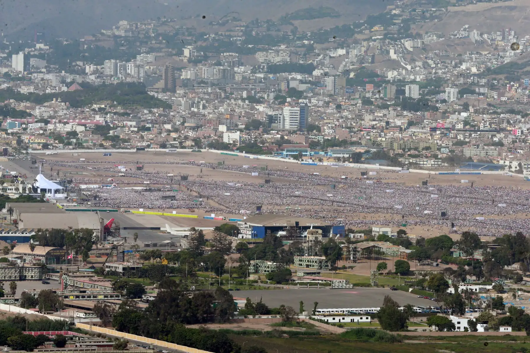 LIMA PERÚ - ENERO 21. Multitudinaria asistencia a   misa del Papa Francisco en Base Las palmas vista desde Morro Solar. Foto: ANDINA/Vidal Tarqui