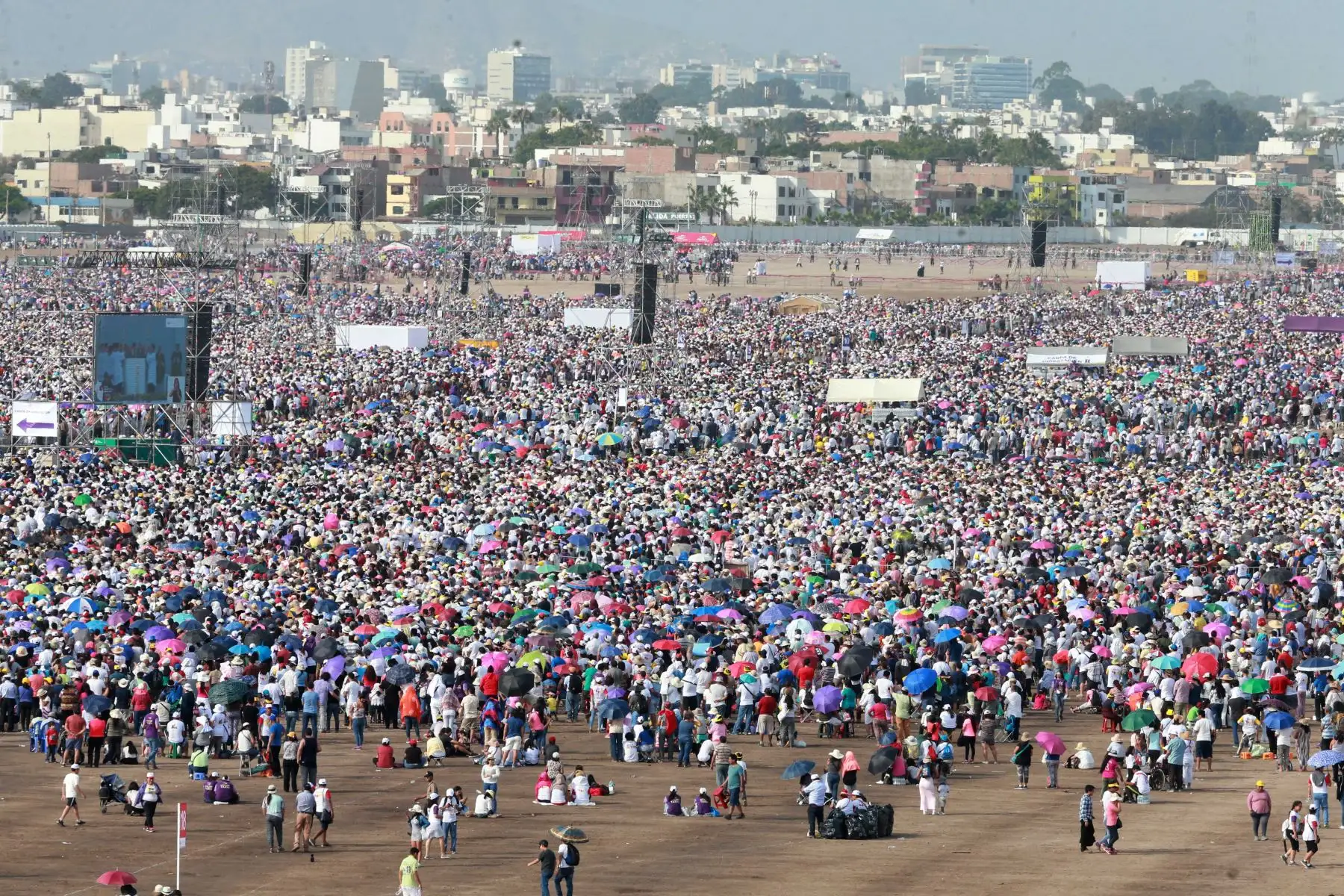 LIMA PERÚ - ENERO 21. Multitudinaria asistencia a   misa del Papa Francisco en Base Las palmas. Foto: ANDINA/Vidal Tarqui