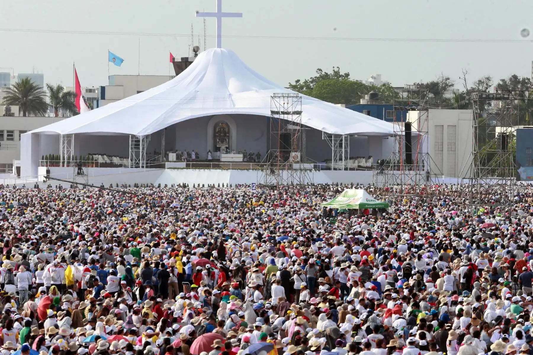 LIMA PERÚ - ENERO 21. Multitudinaria asistencia a   misa del Papa Francisco en Base Las palmas. Foto: ANDINA/Vidal Tarqui