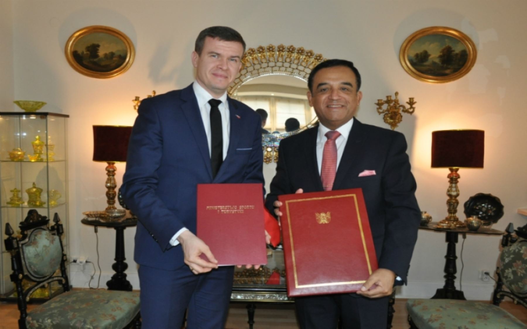 El ministro de Deportes y Turismo de Polonia, Witold Banka y el embajador de Perú en Polonia, Alberto Salas Barahona firman acuerdo