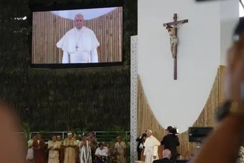 El Cristo crucificado que destacó en el escenario del Coliseo de Madre de Dios, donde el Papa Francisco sostuvo un histórico encuentro con delegaciones de las comunidades indígenas amazónicas y andinas el pasado viernes 19 de enero, atesora una historia que vale la pena conocer.