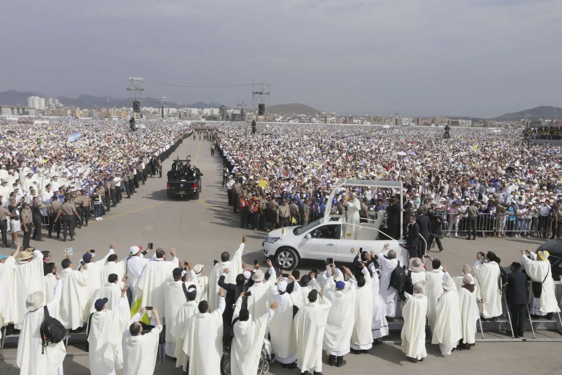 LIMA PERÚ - ENERO 21. Multitudinaria asistencia a misa del Papa Francisco en Base Las palmas. Foto: ANDINA/Carlos Lezama