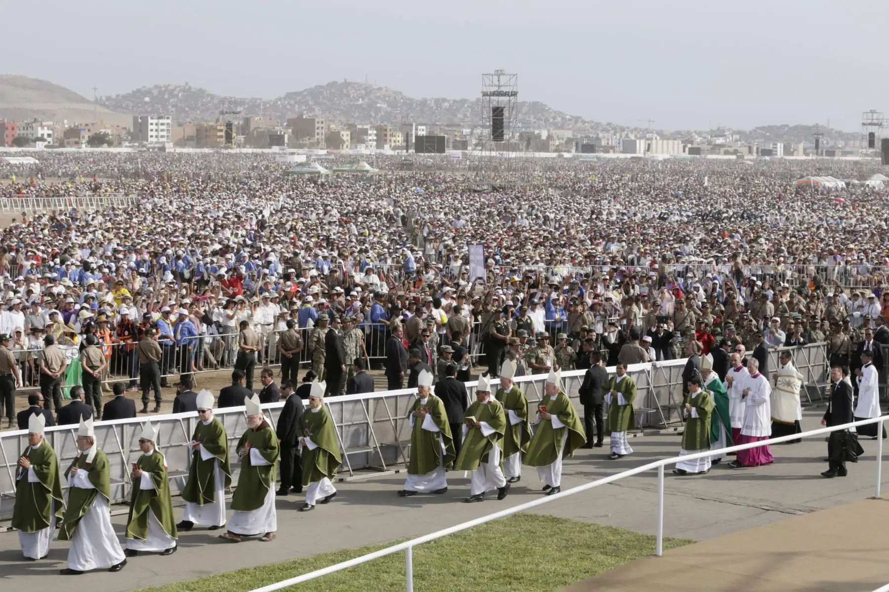 LIMA PERÚ - ENERO 21. Multitudinaria asistencia a misa del Papa Francisco en Base Las palmas. Foto: ANDINA/Carlos Lezama