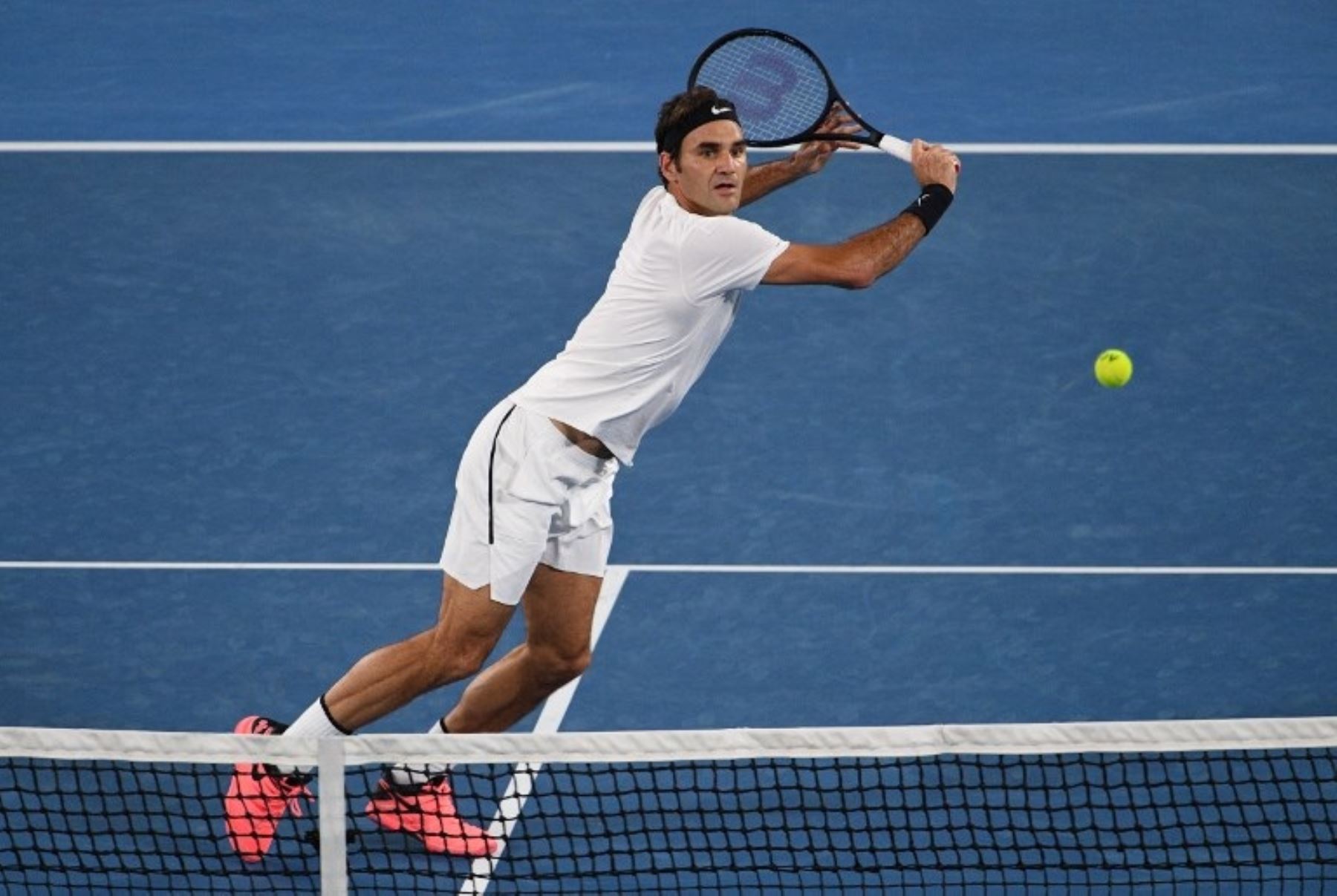 Federer no se detiene en su intento de coronarse en Melbourne
