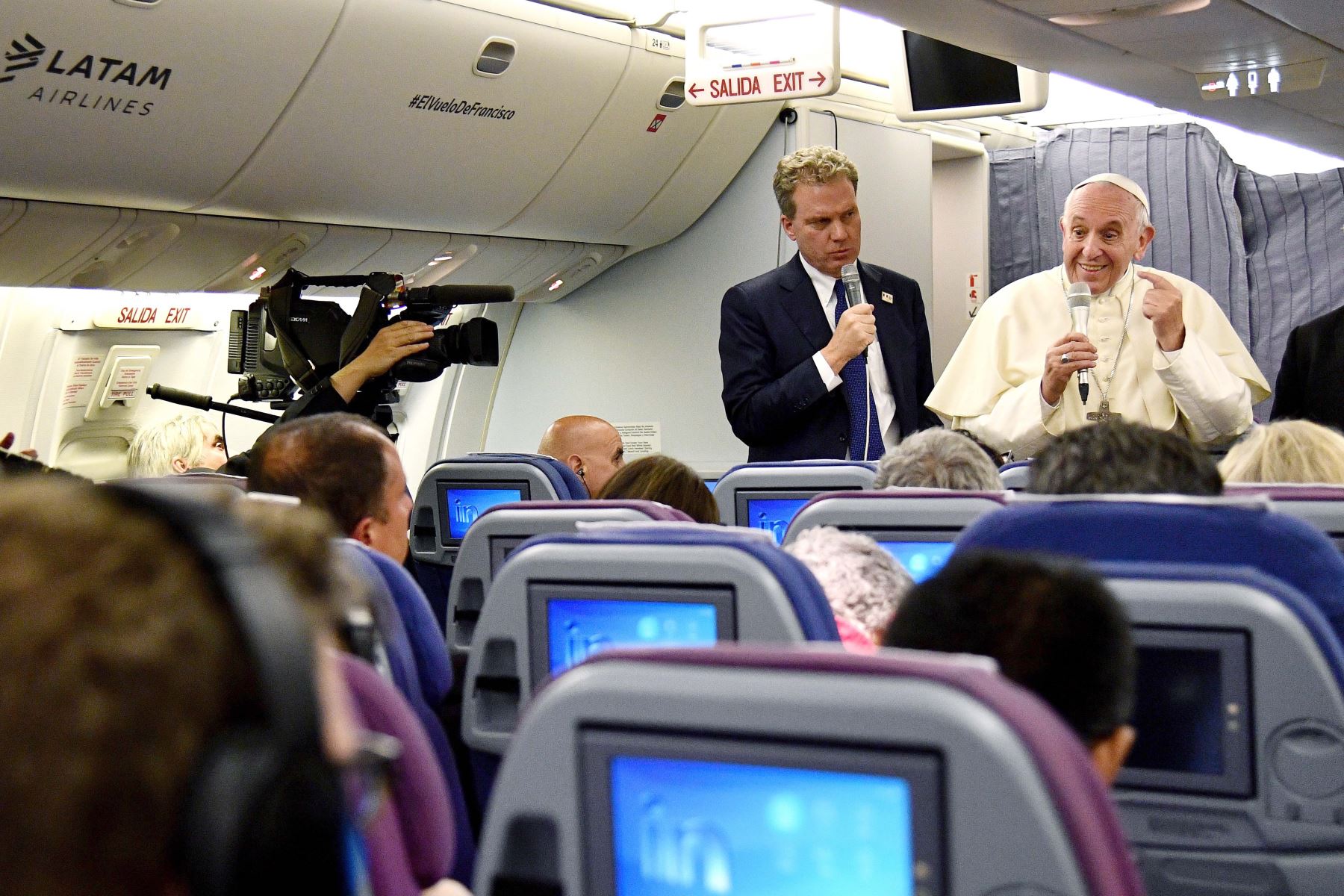 22/01/2018   El Papa Francisco responde a los periodistas durante una conferencia de prensa a bordo del avión , durante su viaje de regreso de un viaje de siete días a Chile y Perú.Foto:AFP