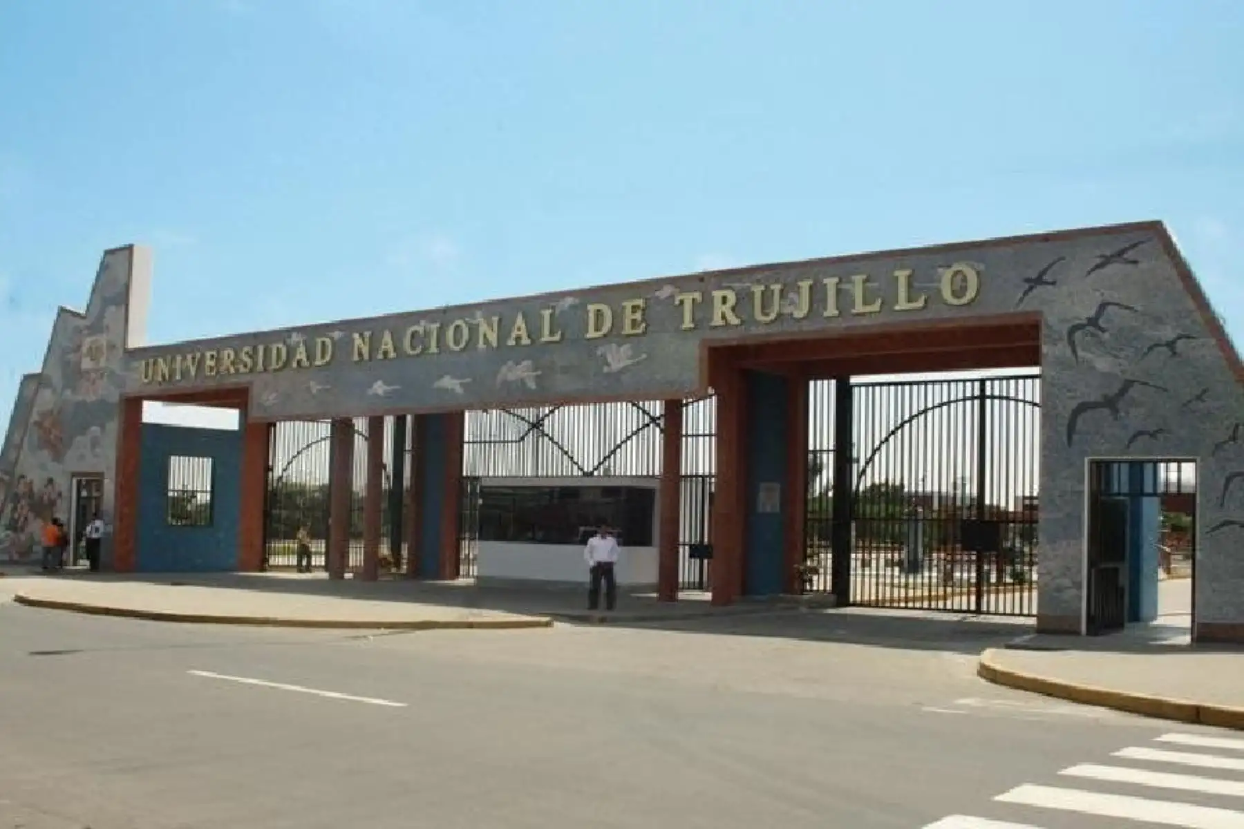 Se puede denunciar como barrera burocrática ilegal ante el Indecopi, cualquier cobro de una entidad pública que no se encuentre debidamente justificado.