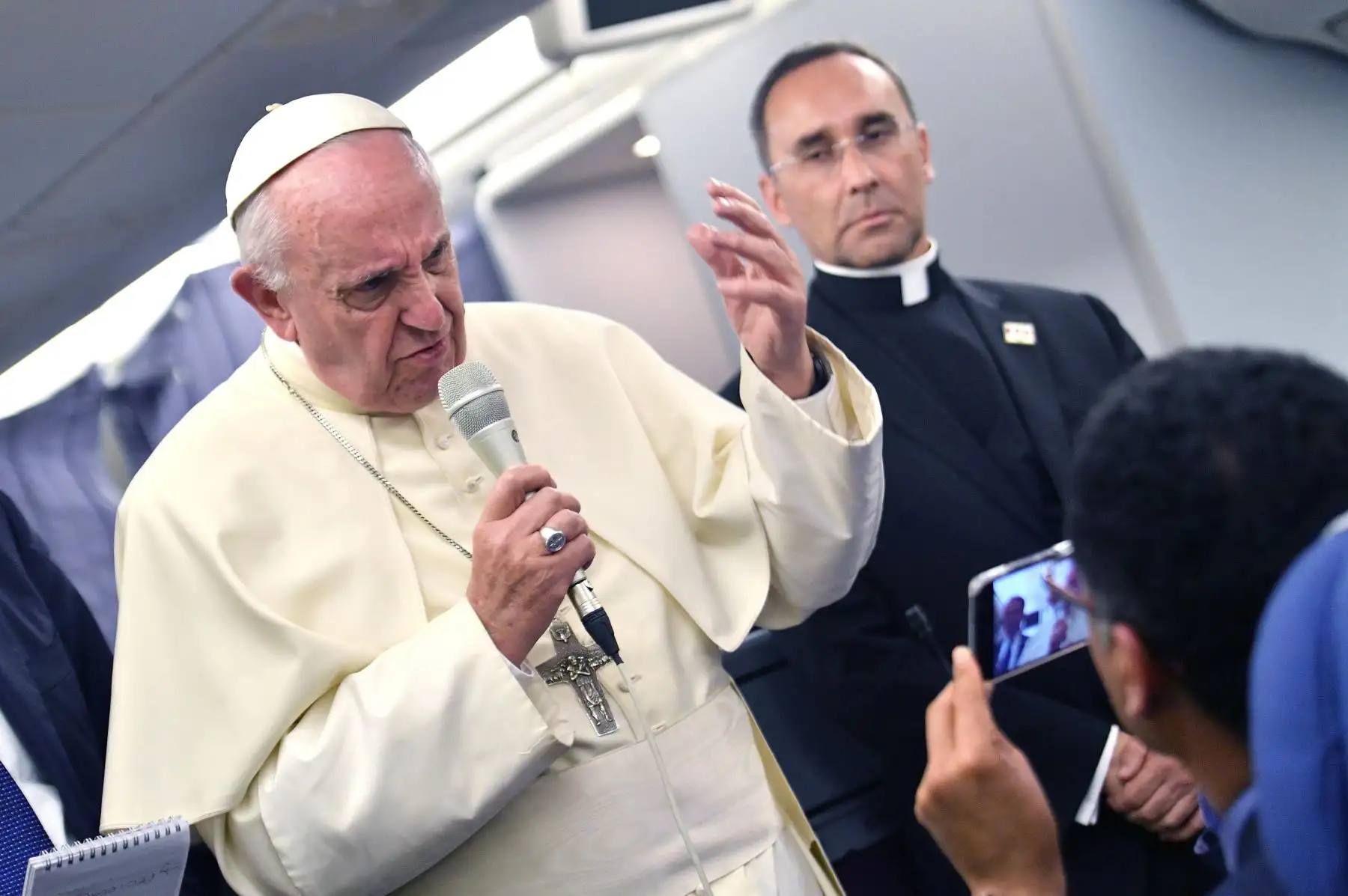 Francisco responde preguntas en el avión. Foto: EFE
