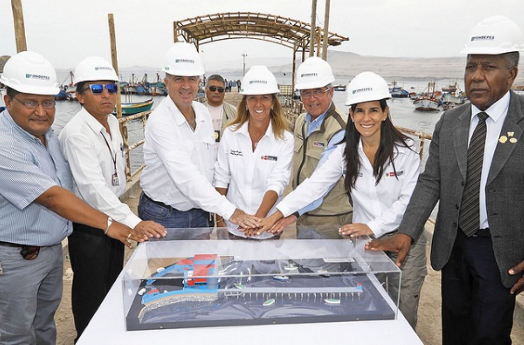 Ministra de la Producción Lieneke Schol (al centro) en desembarcadero San Juan de Marcona. Foto: Cortesía Produce.