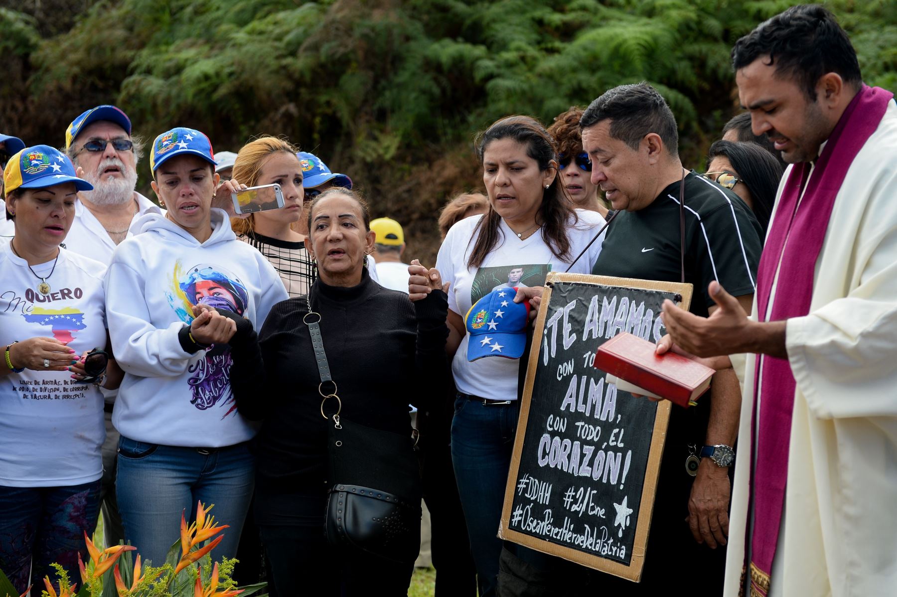 Tía y amigos de Oscar Pérez en el cementerio. Foto: AFP