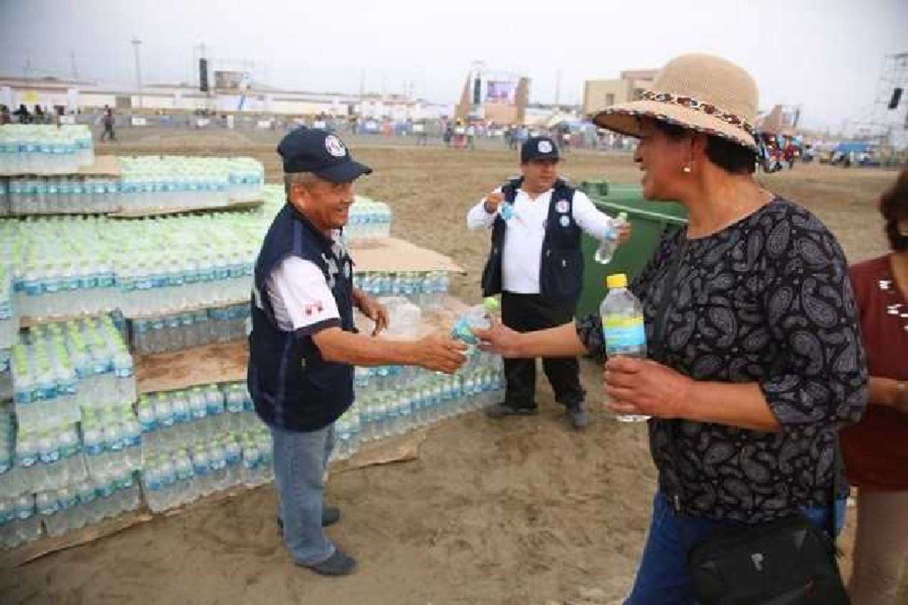 Botellas con agua fueron distribuidas en puestos médicos y puntos de mayor concentración de personas para prevenir cuadros de deshidratación.