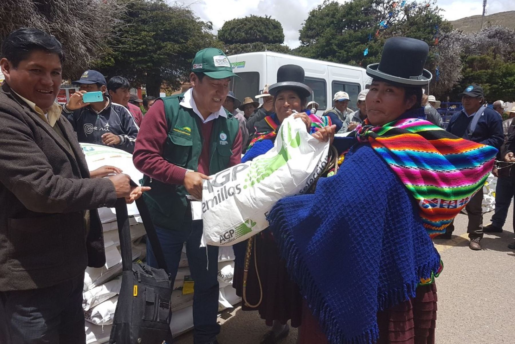 Entrega de semillas para pasto de forraje en Puno. Foto: Cortesía Minagri.