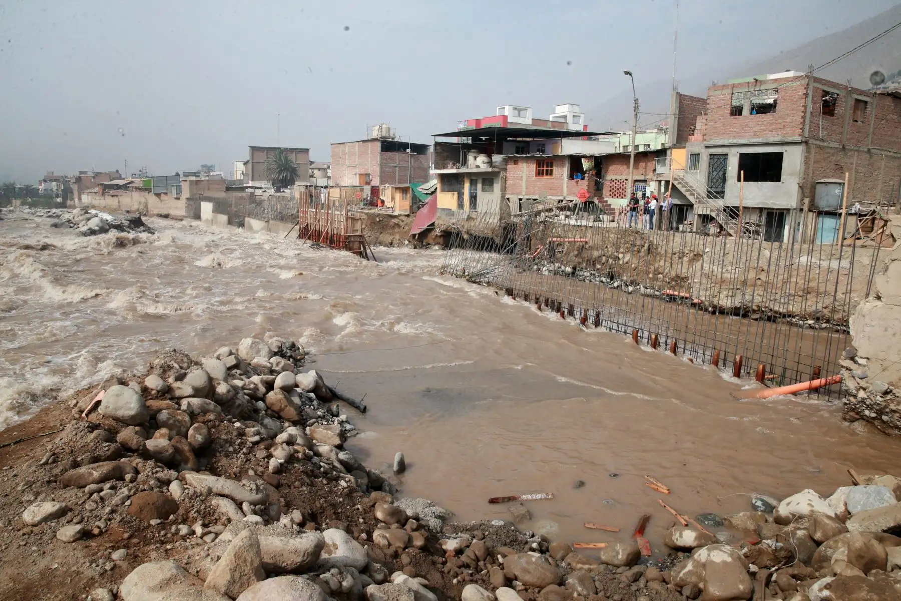 LIMA,PERÚ-ENERO 23. El fuerte caudal del río Rímac derribó parte de un muro de contención en la zona del A. H. Cantagallo-Chosica. Foto: ANDINA/Vidal Tarqui