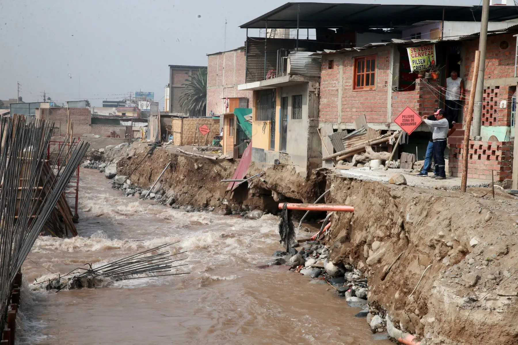 LIMA,PERÚ-ENERO 23. El fuerte caudal del río Rímac derribó parte de un muro de contención en la zona del A. H. Cantagallo-Chosica. Foto: ANDINA/Vidal Tarqui