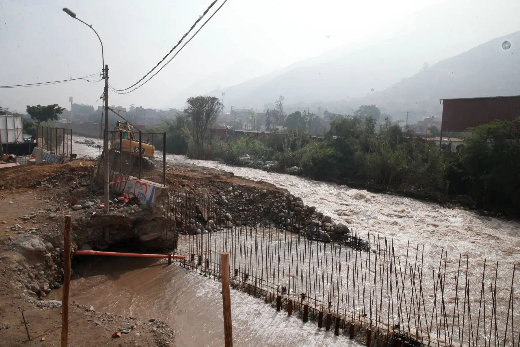 LIMA,PERÚ-ENERO 23. El fuerte caudal del río Rímac derribó parte un muro de contención en la zona de Cantagallo en Chosica. Foto: ANDINA/Vidal Tarqui