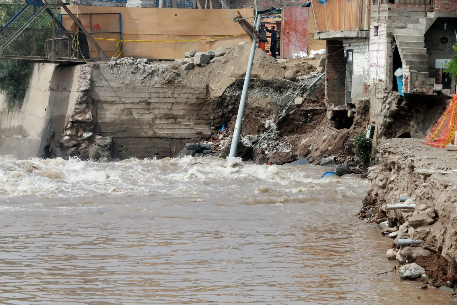 LIMA,PERÚ-ENERO 23. El fuerte caudal del río Rímac derribó parte un muro de contención en la zona de Cantagallo en Chosica. Foto: ANDINA/Vidal Tarqui