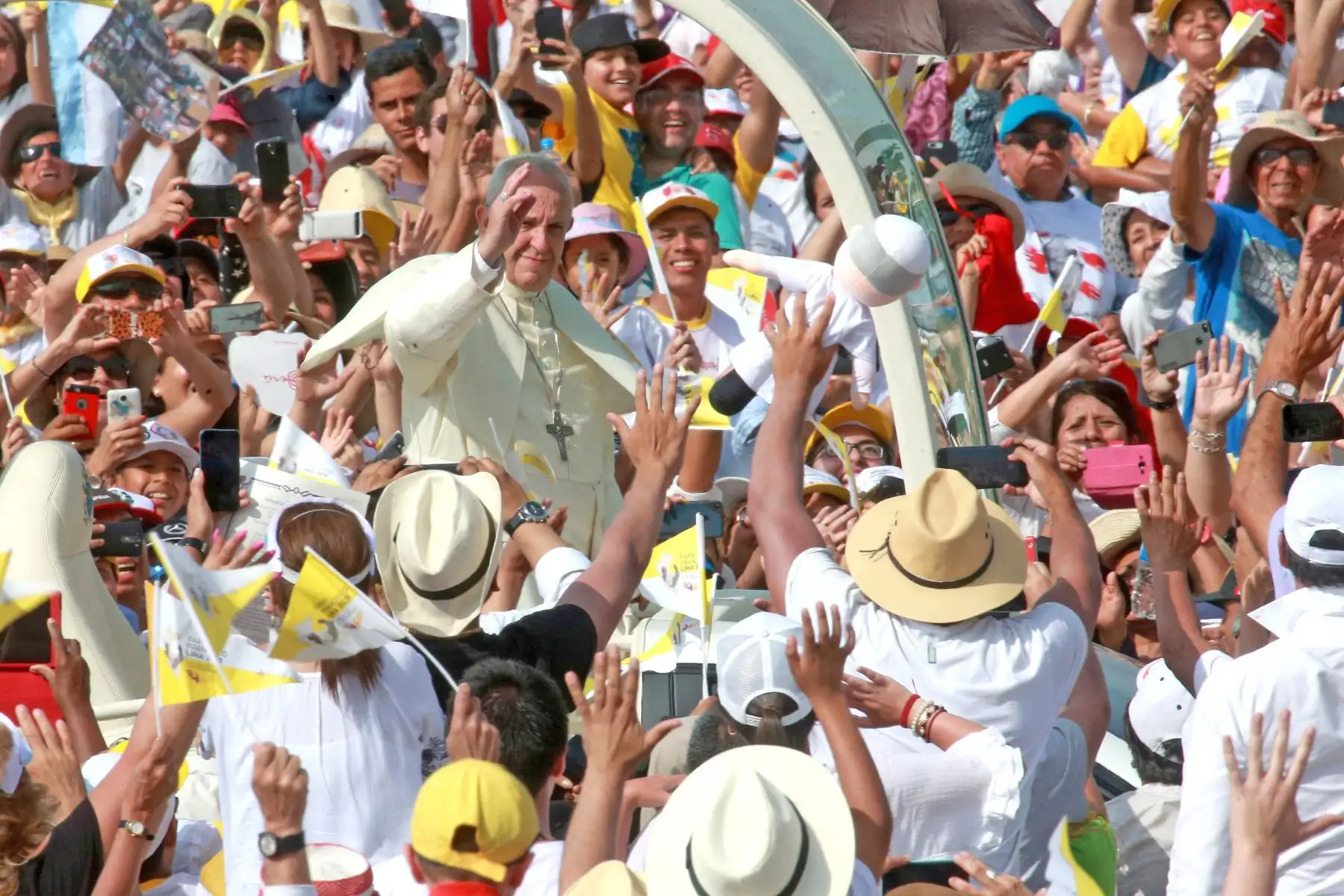 El pueblo entregó su amor y generosidad a Francisco. Foto: ANDINA/Jhony Laurente