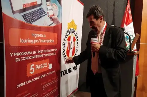 Carlos Perochena, director del Centro de Evaluación del Touring, explica los pasos para solicitar el brevete de forma rápida. Foto: Karina Garay.