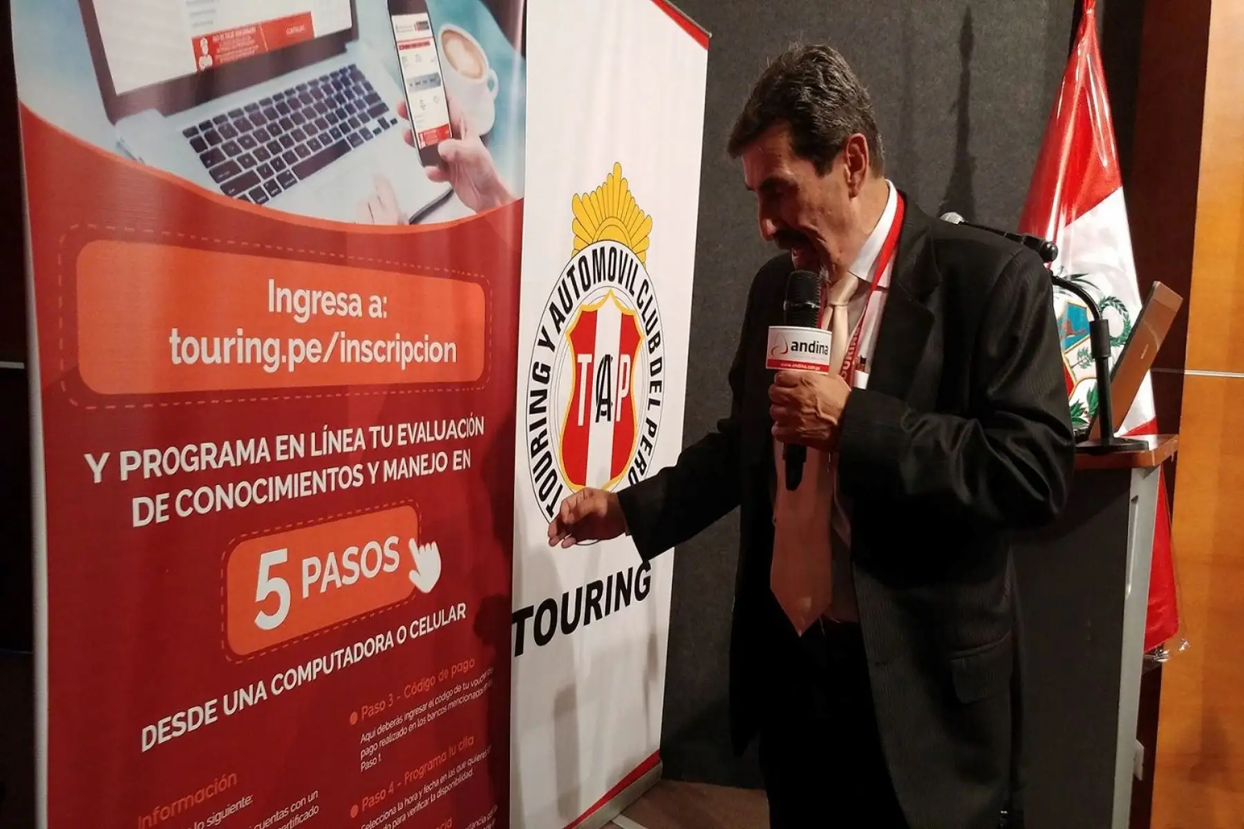 Carlos Perochena, director del Centro de Evaluación del Touring, explica los pasos para solicitar el brevete de forma rápida. Foto: Karina Garay.