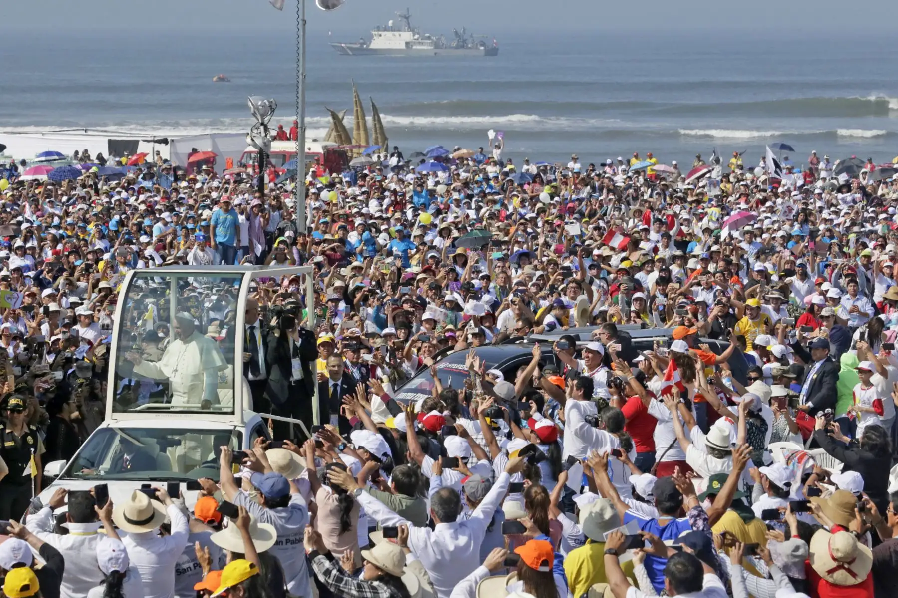 El mar de Huanchaco, testigo del catolicismo norteño. Foto: ANDINA/Carlos Lezama