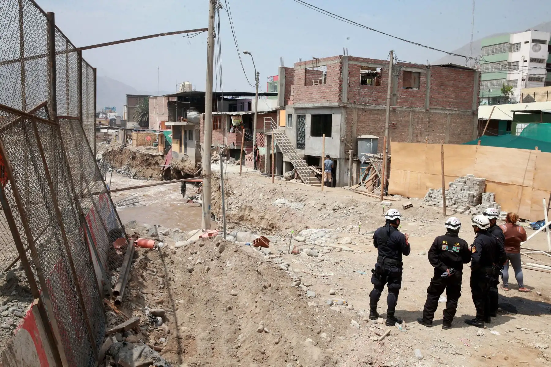 LIMA,PERÚ-ENERO 23. El fuerte caudal del río Rímac derribó parte un muro de contención en la zona de Cantagallo en Chosica. Foto: ANDINA/Vidal Tarqui