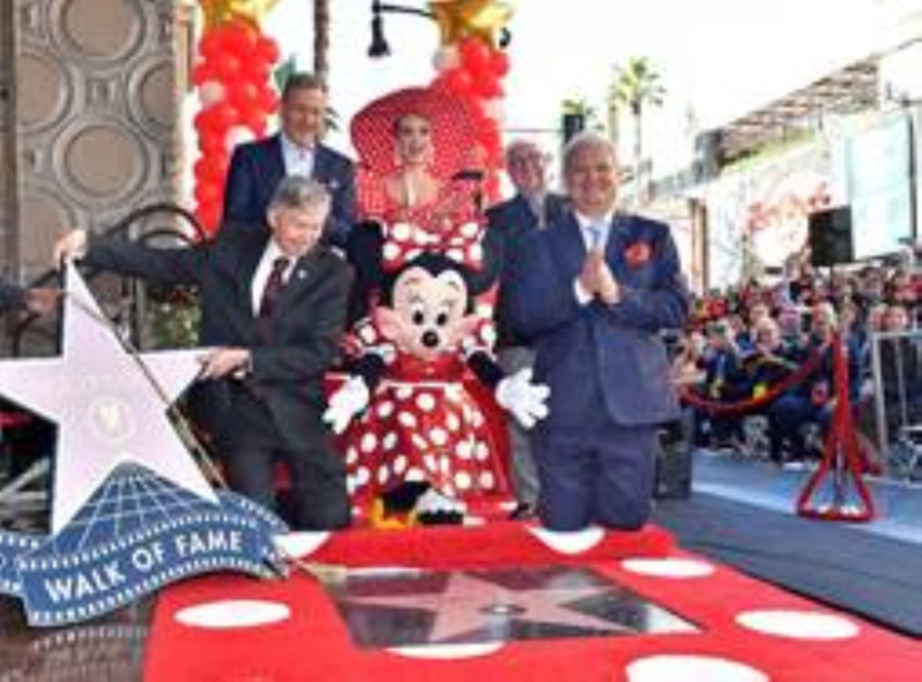 Minnie Mouse recibió al fin su estrella en el Paseo de la Fama en Hollywood. (Cortesìa SAZ Comunicaciones).