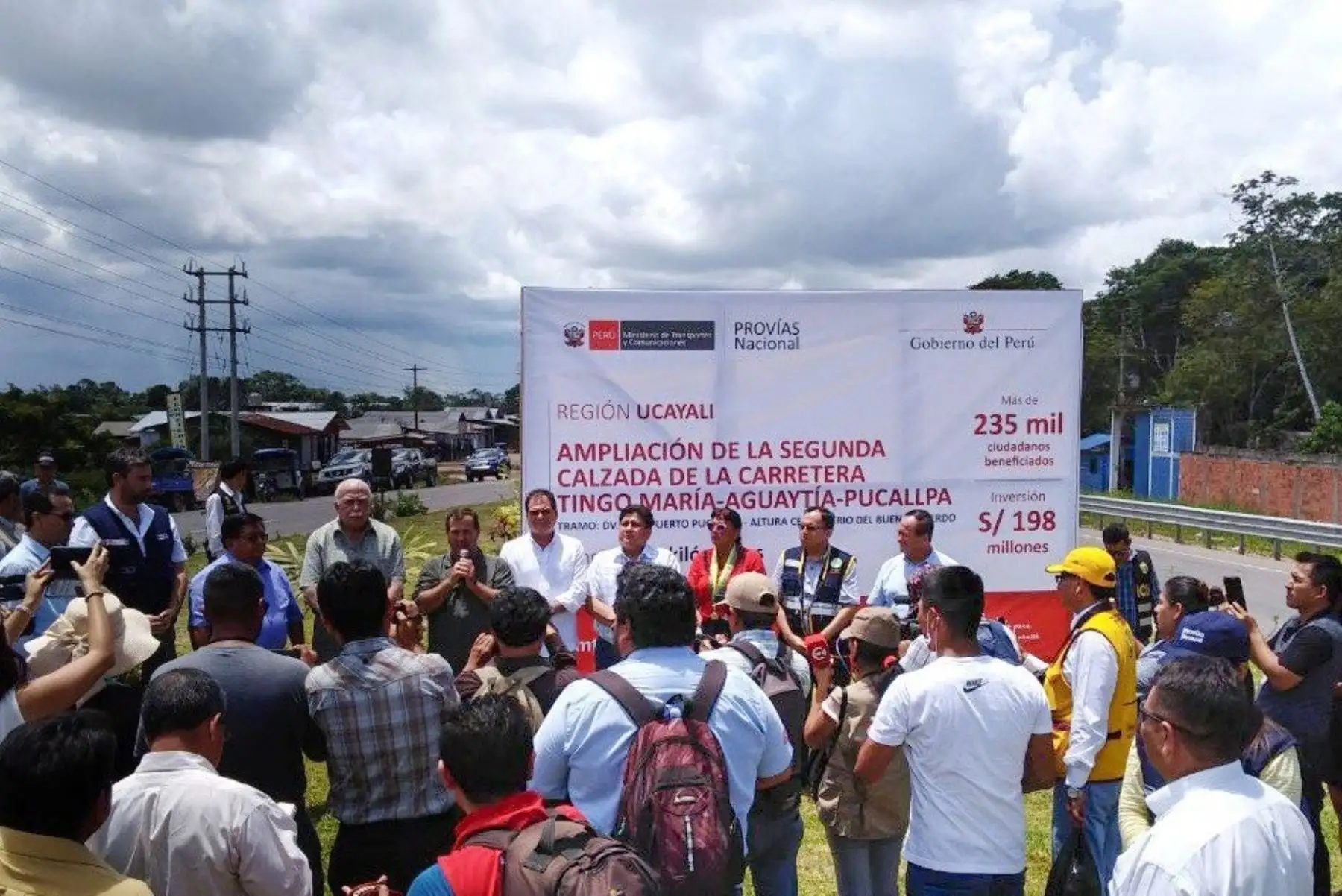 Ministro de Transportes y Comunicaciones, Bruno Giuffra, supervisa obras en vía Federico Basadre, en Ucayali.