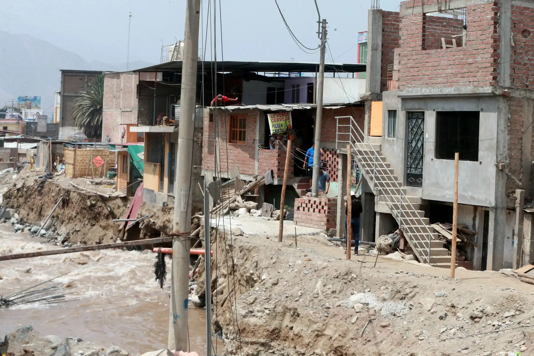 LIMA,PERÚ-ENERO 23. El fuerte caudal del río Rímac derribó parte de un muro de contención en la zona de AA. HH. Cantagallo Chosica. Foto: ANDINA/Vidal Tarqui