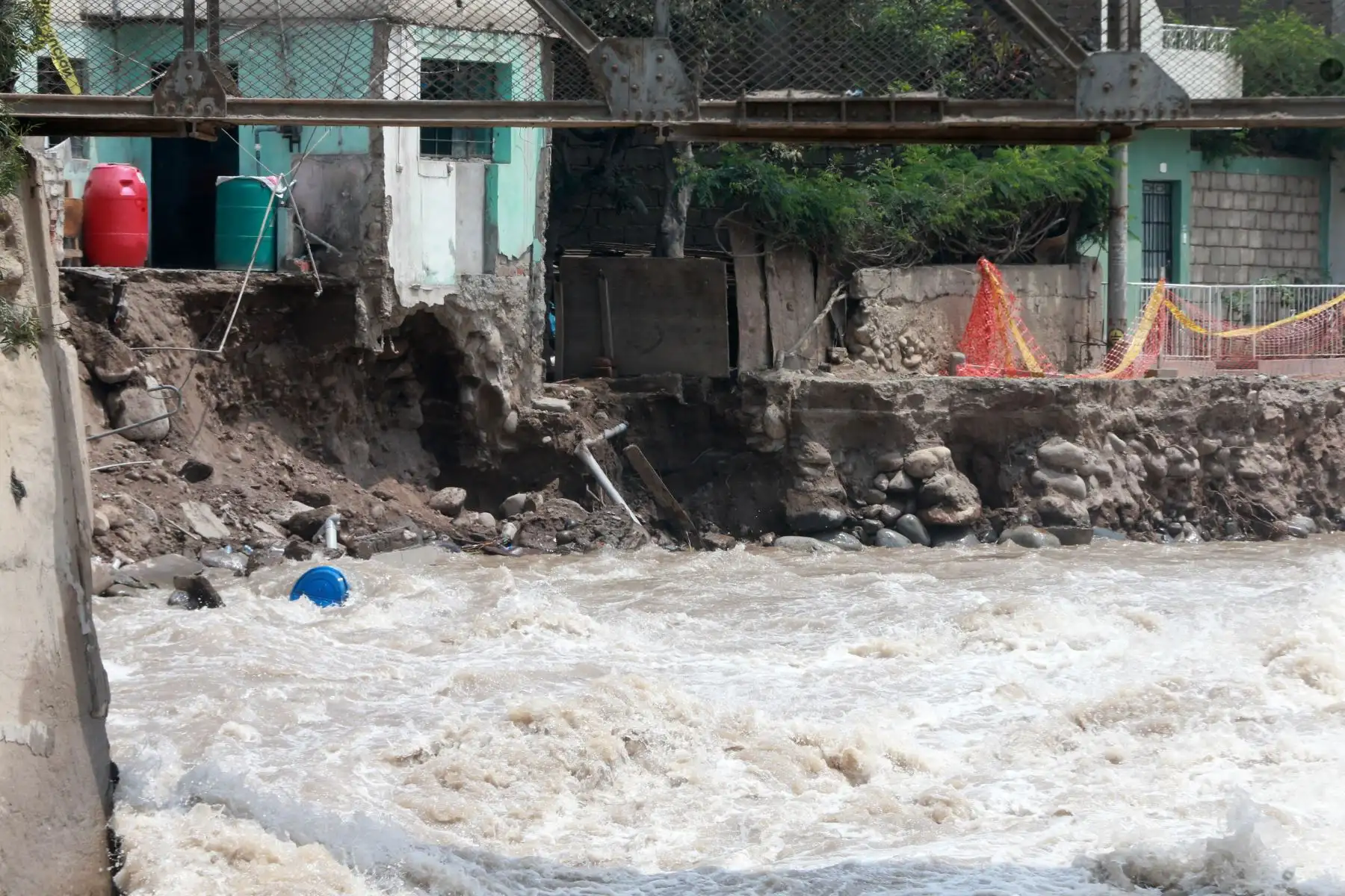 LIMA,PERÚ-ENERO 23. El fuerte caudal del río Rímac derribó parte de un muro de contención en la zona de AA. HH. Cantagallo Chosica. Foto: ANDINA/Vidal Tarqui