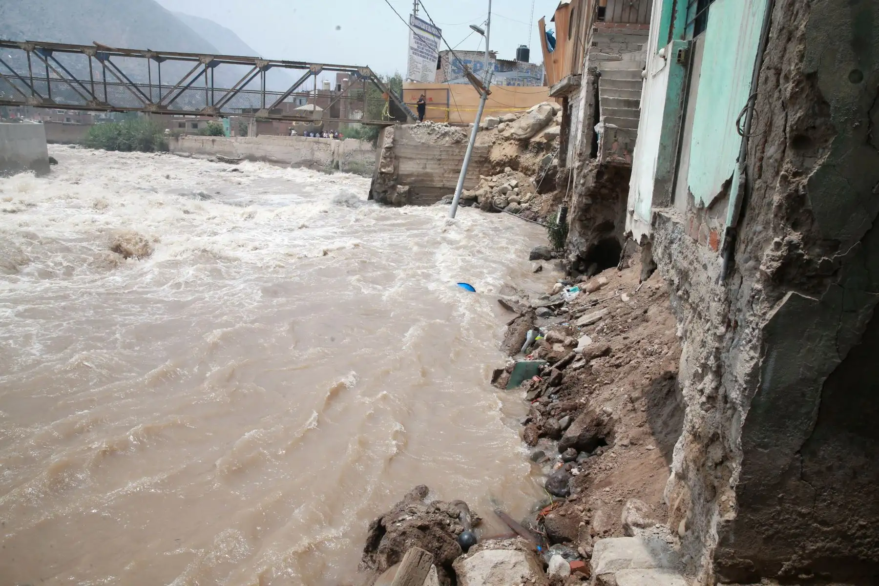 LIMA,PERÚ-ENERO 23. El fuerte caudal del río Rímac derribó parte de un muro de contención en la zona de AA. HH. Cantagallo Chosica. Foto: ANDINA/Vidal Tarqui